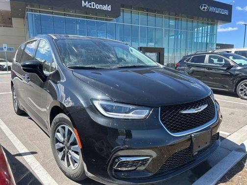 Brilliant Black Crystal Pearlcoat 2024 Chrysler Pacifica Hybrid Select