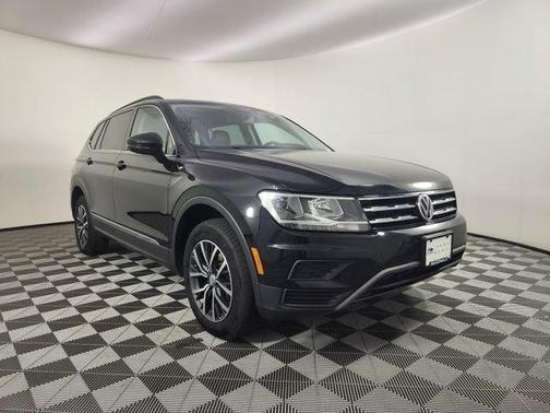 Deep Black Pearl Effect 2020 Volkswagen Tiguan 2.0T SE