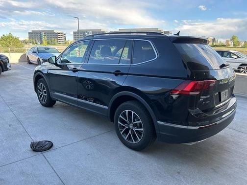 Deep Black Pearl Effect 2020 Volkswagen Tiguan 2.0T SE