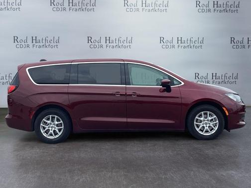 2022 Chrysler Voyager LX