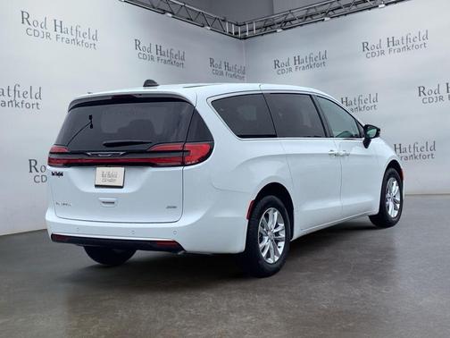 Bright White Clearcoat 2027 Chrysler Pacifica L