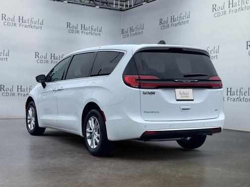 Bright White Clearcoat 2027 Chrysler Pacifica L