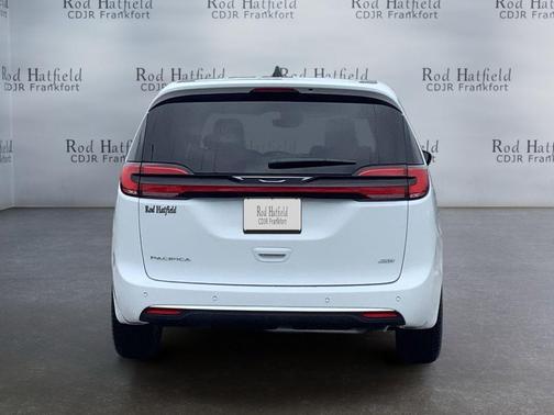 Bright White Clearcoat 2027 Chrysler Pacifica L