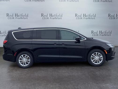 Diamond Black Crystal Pearlcoat 2027 Chrysler Pacifica L
