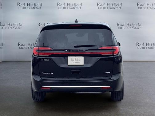 Diamond Black Crystal Pearlcoat 2027 Chrysler Pacifica L