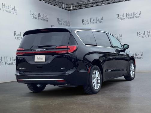 Diamond Black Crystal Pearlcoat 2027 Chrysler Pacifica L