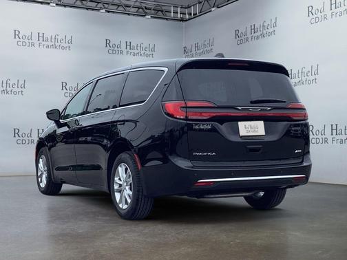 Diamond Black Crystal Pearlcoat 2027 Chrysler Pacifica L
