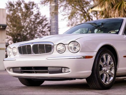 White Onyx 2004 Jaguar XJ Vanden Plas