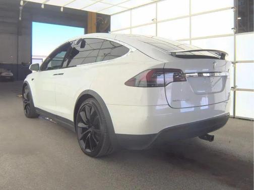 Pearl White Multi-Coat 2018 Tesla Model X 75D