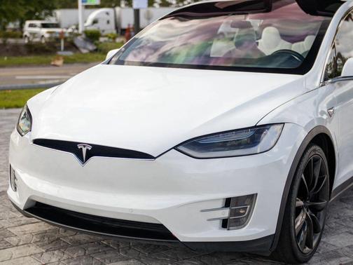 Pearl White Multi-Coat 2018 Tesla Model X 75D