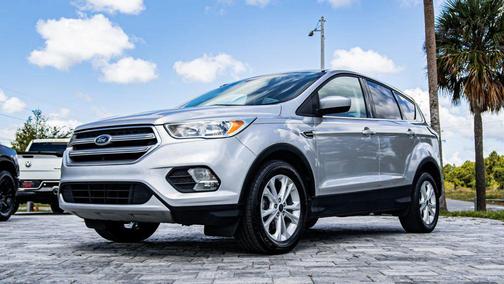 Ingot Silver Metallic 2017 Ford Escape SE