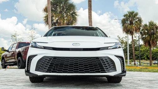 Ice Cap 2025 Toyota Camry SE