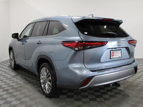 Moon Dust 2023 Toyota Highlander Platinum