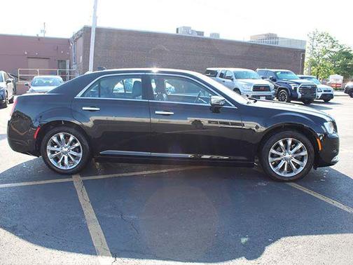 Gloss Black 2018 Chrysler 300 Limited
