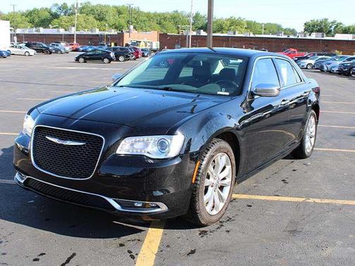 Gloss Black 2018 Chrysler 300 Limited