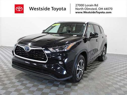 Midnight Black Metallic 2023 Toyota Highlander Hybrid XLE