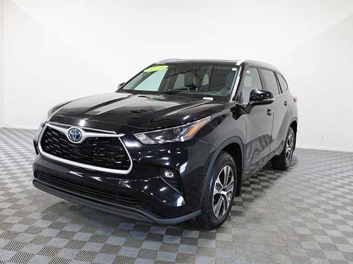Midnight Black Metallic 2023 Toyota Highlander Hybrid XLE