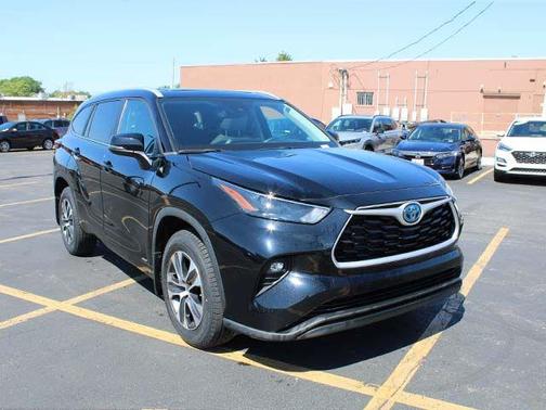 Midnight Black Metallic 2023 Toyota Highlander Hybrid XLE