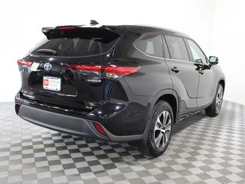 Midnight Black Metallic 2023 Toyota Highlander Hybrid XLE