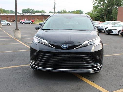 2022 Toyota Sienna XLE 7 Passenger
