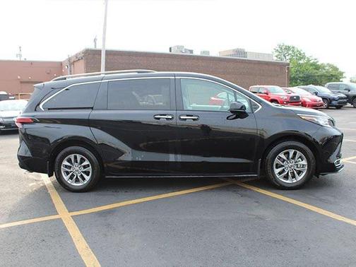 2022 Toyota Sienna XLE 7 Passenger