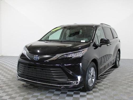 2022 Toyota Sienna XLE 7 Passenger