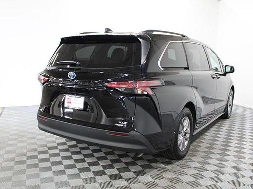 2022 Toyota Sienna XLE 7 Passenger