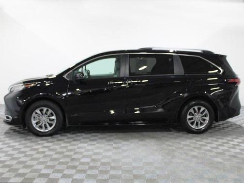 2022 Toyota Sienna XLE 7 Passenger