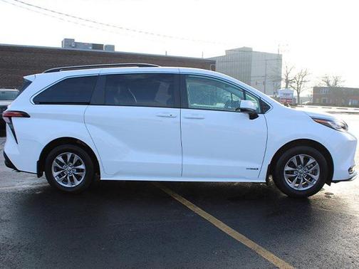 2021 Toyota Sienna LE