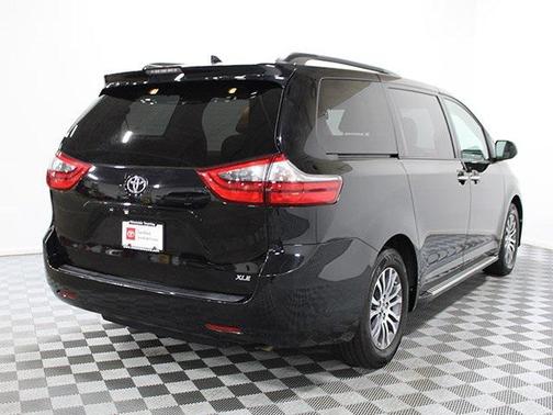 2020 Toyota Sienna XLE