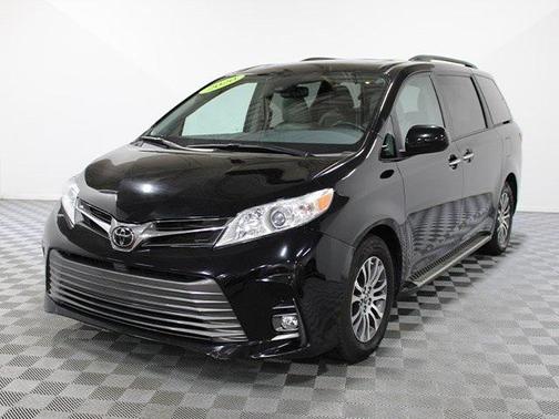 2020 Toyota Sienna XLE