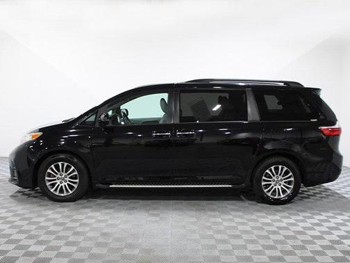 2020 Toyota Sienna XLE