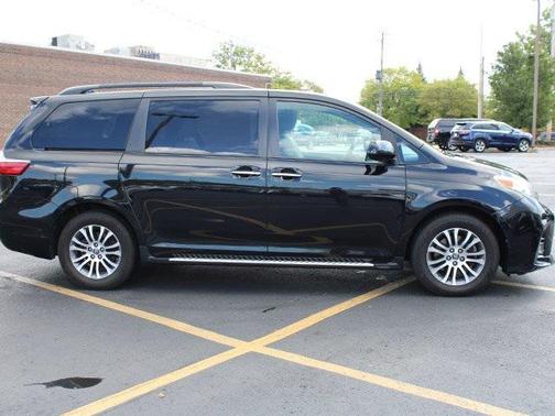 2020 Toyota Sienna XLE