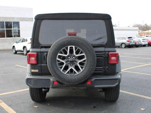 2024 Jeep Wrangler 4-Door Sahara 4x4