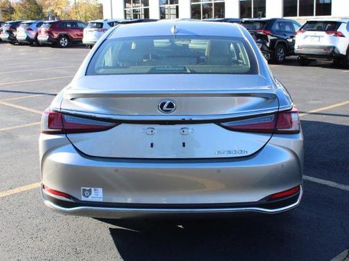 2019 Lexus ES 300h Base