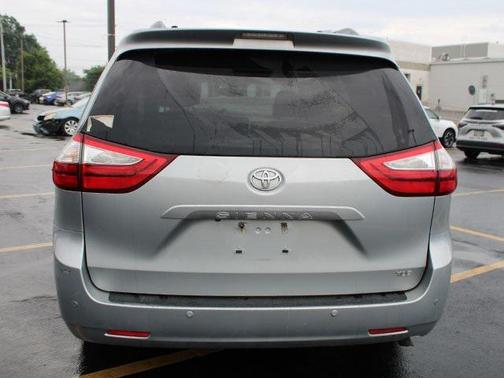 2016 Toyota Sienna XLE