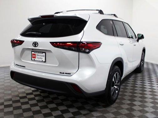 Wind Chill Pearl 2022 Toyota Highlander XLE