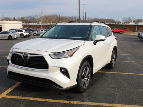 Wind Chill Pearl 2022 Toyota Highlander XLE