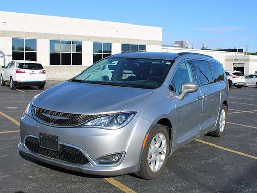 Billet Silver Metallic Clearcoat 2017 Chrysler Pacifica Touring-L