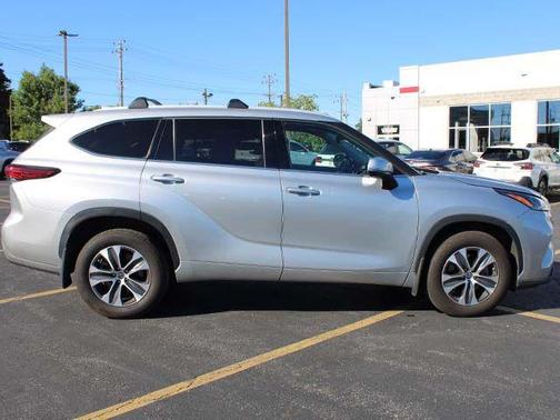 Celestial Silver Metallic 2022 Toyota Highlander XLE