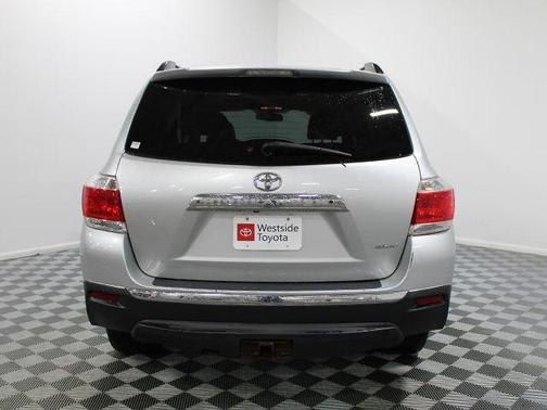 Classic Silver Metallic 2013 Toyota Highlander SE