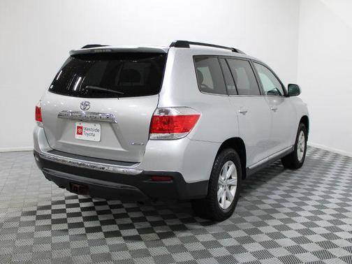 Classic Silver Metallic 2013 Toyota Highlander SE