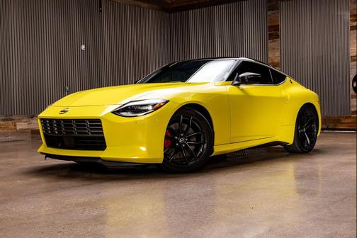 Ikazuchi Yellow Pearl Tricoat/Super Black 2024 Nissan Z Performance Auto