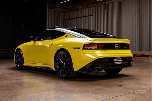 Ikazuchi Yellow Pearl Tricoat/Super Black 2024 Nissan Z Performance Auto
