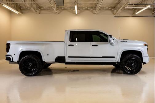 Polar White Tricoat 2026 Chevrolet Silverado 3500 High Country