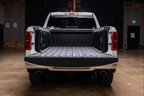 Ivory White Tri-Coat Pearlcoat 2025 RAM 1500 Limited