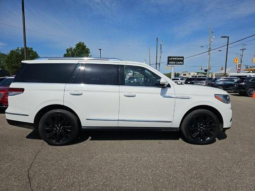 Pristine White 2023 Lincoln Navigator Reserve