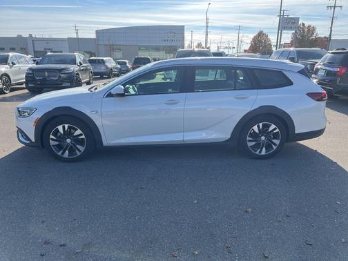 2018 Buick Regal TourX Essence