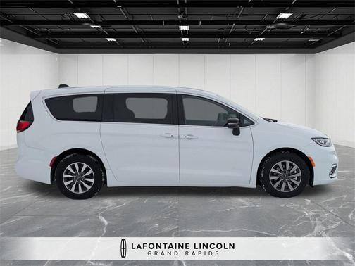 2025 Chrysler Pacifica Hybrid Select