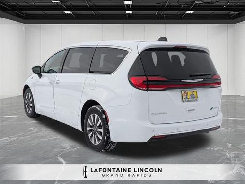 2025 Chrysler Pacifica Hybrid Select